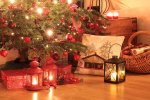 Weihnachtbaum mit Geschenken und Lichtern